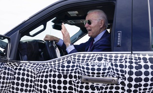 Le président américain Joe Biden au volant du pick-up électrique de Ford, le 18 mai 2021 dans le Michigan.