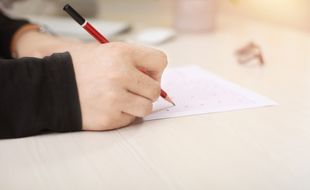 Un candidat passe son examen.