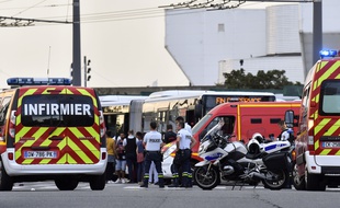 Emergency services are at work in Villeurbanne on the ouskirts of Lyon, south-eastern France on August 31, 2019, after a knife attack which has left one dead and six injured. - Two men, one armed with a knife and the other with a skewer, carried out the attack in Villeurbanne in southeastern France, the official said, without giving further details on the motive for the stabbing. (Photo by PHILIPPE DESMAZES / AFP)