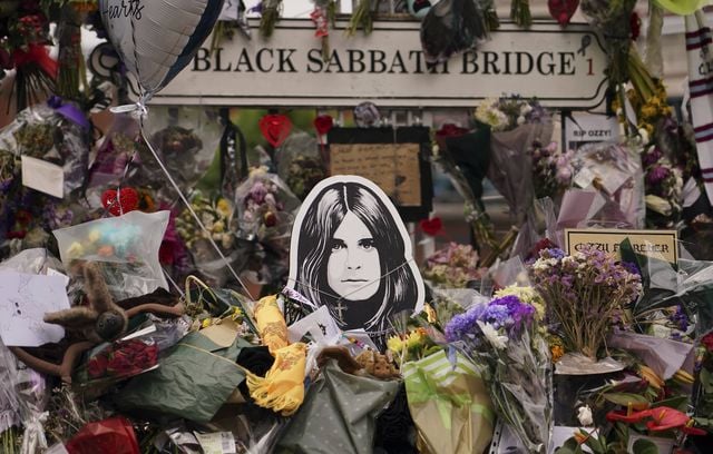 Depuis le décès d’Ozzy Osbourne, le Black Sabbath Bridge (« Pont de Black Sabbath ») est le point de ralliement de celles et ceux qui souhaitent rendre hommage au rockeur. Bouquets de fleurs, messages manuscrits et images s’amoncellent. On peut apercevoir sur cette image une chauve-souris en peluche, une référence à celle dont il a croqué la tête en plein concert.