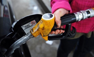 La Cour des comptes pointe "la perte de recettes fiscales" de près de 7 milliards d'euros en 2011, liée aux avantages fiscaux dont bénéficie le diesel, dans un référé rendu public vendredi, alors que selon Les Echos la fiscalité du gazole pourrait être relevée dès la loi de Finances 2014.