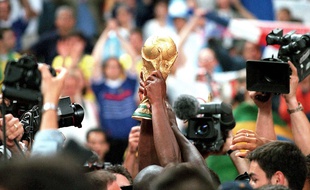 La Coupe du monde de football soulevée le 12 juillet 1998 après la victoire de la France contre le Brésil 3-0.