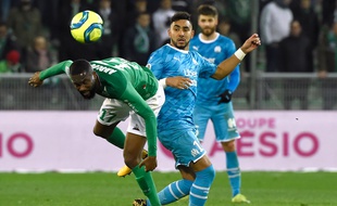 Ici à la lutte avec le milieu stéphanois Jean-Eudes Aholou, Dimitri Payet a encore été le détonateur du succès marseillais, mercredi à Saint-Etienne. JEAN-PHILIPPE KSIAZEK