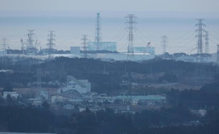 La centrale nucléaire Fukushima Daiichi (à l'arrière-plan) vue depuis la ville de Tomioka, au Japon, le 11 mars 2016