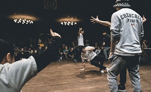 Pendant les battles, les danseurs s'affrontent deux contre deux ou en équipes et assurent le spectacle.