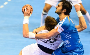 L'arrière gauche du Fenix Toulouse Rémi Calvel (à droite) lors du match de D1 de handball entre Toulouse et le Paris-Saint-Germain, le 4 mars 2015.