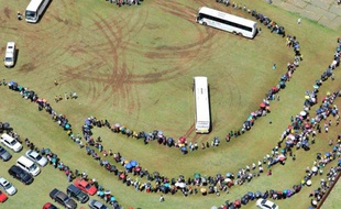 es files d'attente de Sud-Africains qui veulent rendre hommage à Mandela le 12 décembre 2013 à Pretoria