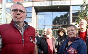 Le tribunal correctionnel de Laval a condamné jeudi à une "amende de principe" de trente euros avec sursis pour offense au chef de l'Etat un homme qui avait brandi en août une affichette portant la mention "Casse-toi pov'con" devant la voiture de Nicolas Sarkozy.