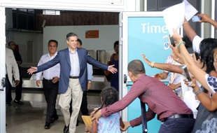 François Fillonf est accueilli par ses soutiens à l'aéroport Roland Garros à Sainte-Marie, à La Reunion, le 11 février 2017.