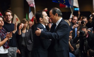 Jean-Christophe Cambadélis et Benoît Hamon lors de la convention d'investiture du candidat socialiste à la Présidentielle, le 5 février 2017 à Paris.