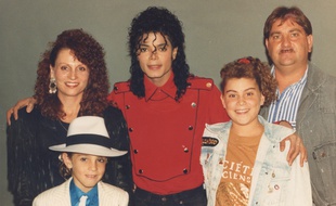 Wade Robson (l'enfant au chapeau), qui pose ici avec sa famille au côté de Michael Jackson, livre son témoignage dans «Leaving Neverland».