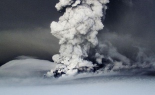De la fumée s'échappe du volcan Grimsvoetn, en Islande, le 22 mai 2011.