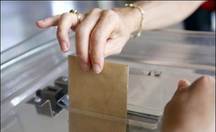 La campagne officielle radio-télévisée pour le second tour des élections législatives s'achevait vendredi à minuit, mais pas celle de terrain, les candidats pouvant, contrairement à la présidentielle, distribuer des tracts et tenir des réunions le samedi.