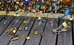 Des cadenas sur le pont des arts