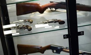 Des armes appartenant à l'acteur Alain Delon exposées dans une vitrine le 28 novembre 2014 à la maison Cornette de Saint Cyr à Paris