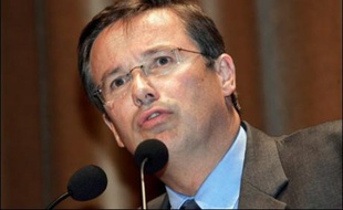 Le dirigeant du mouvement Debout la République, Nicolas Dupont-Aignan, a demandé mardi au président Sarkozy de "bousculer et réorienter" l'Union européenne" pour "sauver la France", deux ans jour pour jour après le non de la France au référendum sur la Constitution européenne.