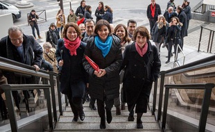 Anne Hidalgo est venue accompagnée de toutes ses têtes de liste dans les arrondissements, déposer sa liste pour la premier tour des élections municipales.