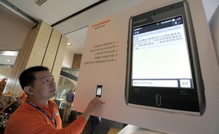 Le géant chinois Lenovo, premier fabricant de PC au monde, projette de lancer des smartphones en Europe dès l'an prochain, affirme samedi son responsable de cette zone géographique.