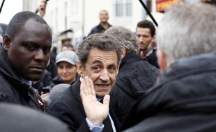 Nicolas Sarkozy a effectué mardi un déplacement surprise à Drancy, en banlieue parisienne, deux jours après la tournée dans plusieurs quartiers difficiles de son rival François Hollande, qu'il a abondamment critiqué.