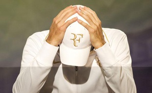 Le Suisse Roger Federer en conférence de presse après avoir perdu en quart de finale du tournoi de Wimbledon face au Tchèque Tomas Berdych, Londres, le 30 juin 2010.