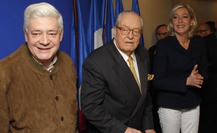 Bruno Gollnisch et Marine Le Pen entourent Jean-Marie Le Pen, qui a présenté le 6 janvier 2010 ses derniers voeux à la presse en tant quue président du FN.