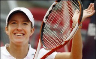 La Française Amélie Mauresmo, numéro un mondiale, a subi la loi de la Belge Justine Henin-Hardenne (6-1, 6-2) samedi, en demi-finale du tournoi de tennis sur terre battue de Berlin, une heure seulement après avoir battu la Suissesse Martina Hingis en quart de finale.