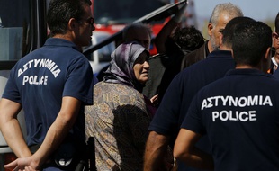 La police chypriote sécurise le camps d'accueil des réfugiés situé à Kokkinotrimithia.