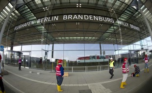 Siemens, Bosch et la filiale de Deutsche Telekom T-Systems sont soupçonnés d'avoir surfacturé des prestations à la compagnie qui construit l'aéroport de Berlin_brandebourg, situé à la périphérie de la capitale allemande