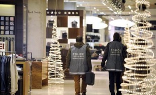 Le gouvernement semblait écarter mercredi une piste islamiste après la découverte la veille d'explosifs dans le magasin parisien Le Printemps, tout en prenant des dispositions pour renforcer la sécurité à Paris et dans les grandes villes de province.