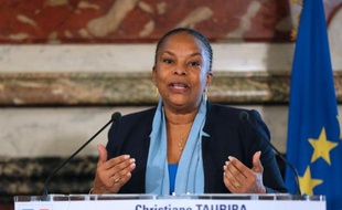La garde des Sceaux Christiane Taubira, insultée vendredi par une adolescente, membre d'un groupe opposé au mariage homosexuel qui l'a comparée à "une guenon", est revenue mardi sur ces propos en rappelant que "le racisme est un délit".