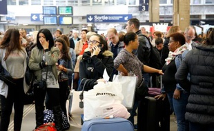 Des voyageurs le 29 mai 2016 gare Montparnasse à Paris