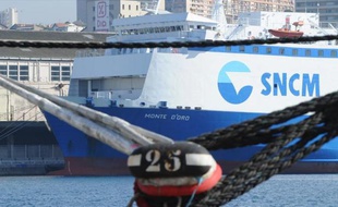Le ferry "Monte d'Oro" de la SNCM amarré à Marseille, le 27 mars 2014