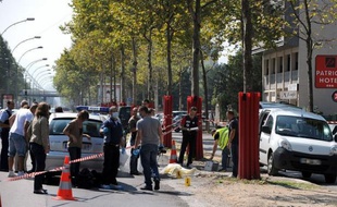Un quinquagénaire, connu des services de police, a été abattu par balles en pleine rue de Grenoble samedi matin, par un homme qui a pris la fuite avec un complice à bord d'une voiture retrouvée incendiée, un scénario signant un règlement de comptes.
