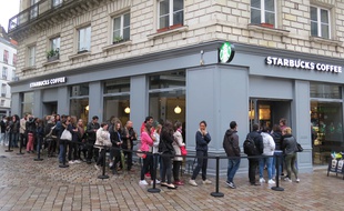 La foule à 7h45 pour l'ouverture du premier Starbucks Coffee de Nantes, 20 mai.