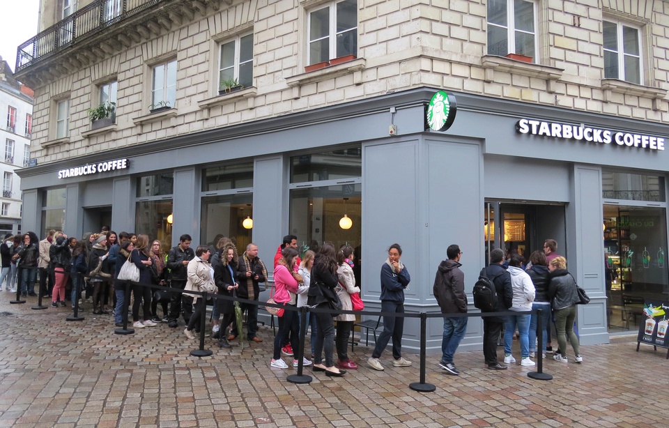 960x614_foule-7h45-ouverture-premier-starbucks-coffee-nantes-20-mai