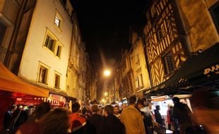 Illustration de la rue Saint-Michel, ou rue de la Soif, haut lieu de la fête à Rennes.