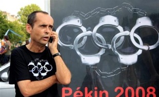 Le dirigeant de Reporters sans Frontières Robert Ménard, qui a perturbé lundi à Olympie la cérémonie d'allumage de la flamme des jeux Olympiques de Pékin, a indiqué à l'AFP qu'il mènerait des actions "jusqu'au 8 août", date de l'ouverture des Jeux.