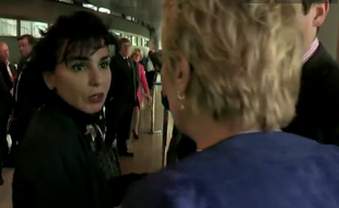 Rachida Dati, face à la journaliste Elise Lucet, dans les couloirs du Parlement européen. Image extraite d'un numéro de «Cash Investigation».