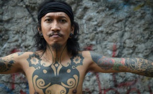 Les tatouages de Ranu Khodir, un artiste indonésien, dans un musée de Jakarta, le 14 octobre 2015