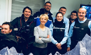 L'équipe de TF1 pose avec ses sauveurs dans les locaux de la gendarmerie de Steenvoorde.