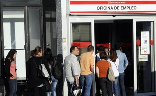Des personnes font la queue devant une agence pour l'emploi à Madrid le 4 septembre 2012