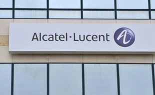 L'équipementier Alcatel-Lucent, qui a subi une lourde perte au deuxième trimestre et a abandonné son objectif de rentabilité pour 2012, a annoncé jeudi la suppression de 5.000 postes dans le monde pour remonter la pente et retrouver la confiance des marchés.