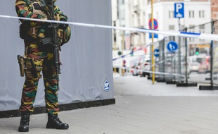 Un soldat dans le centre de Bruxelles près d'un périmètre de sécurité lors d'une intervention contre un suspect, le 20 juillet 2016