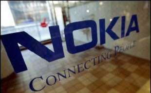 Plusieurs milliers de salariés de Nokia en Finlande, 8.000 selon les syndicats, ont protesté vendredi contre les restructurations engagées par le numéro un mondial des téléphones portables, alors qu'il dégage de confortables bénéfices.