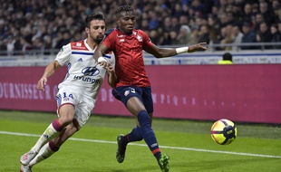 Ici à la lutte le 5 mai lors d'un OL-Losc, Léo Dubois et Youssouf Koné seront officiellement partenaires cette saison.