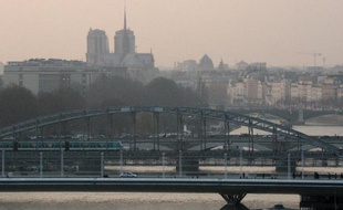 Paris sous un brouillard de pollution le 13 mars 2014