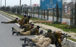 Des islamistes déguisés en joueurs de cricket ont tué cinq policiers mercredi à Srinagar, la principale ville du Cachemire indien à majorité musulmane, lors de l'attaque la plus meurtrière depuis fin 2008 qui a été revendiquée par un groupe local pro-pakistanais.
