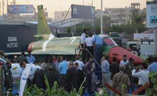 Des visiteurs découvrent un chasseur JF-17 lors de l'exposition internationale d'équipements militaires, le 3 décembre 2014 à Karachi, au Pakistan