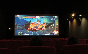Une partie d'«Ultra Street Fighter IV» sur un écran de cinéma de 40 m2 au Vox à Strasbourg, le 11 juin 2015.