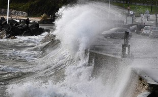 La tempête Aurore a provoqué des vagues impressionnantes sur les côtes bretonnes, comme ici au Relecq-Kerhuon (Finistère).